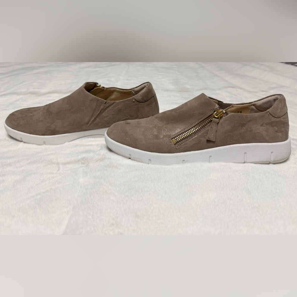 Vaneli Women’s Sz 9M Tan Casual Slip-On Shoes